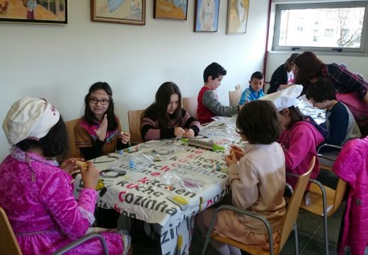 Sesenta nenos e nenas de Oroso aprenden a facer cup-cakes de Entroido